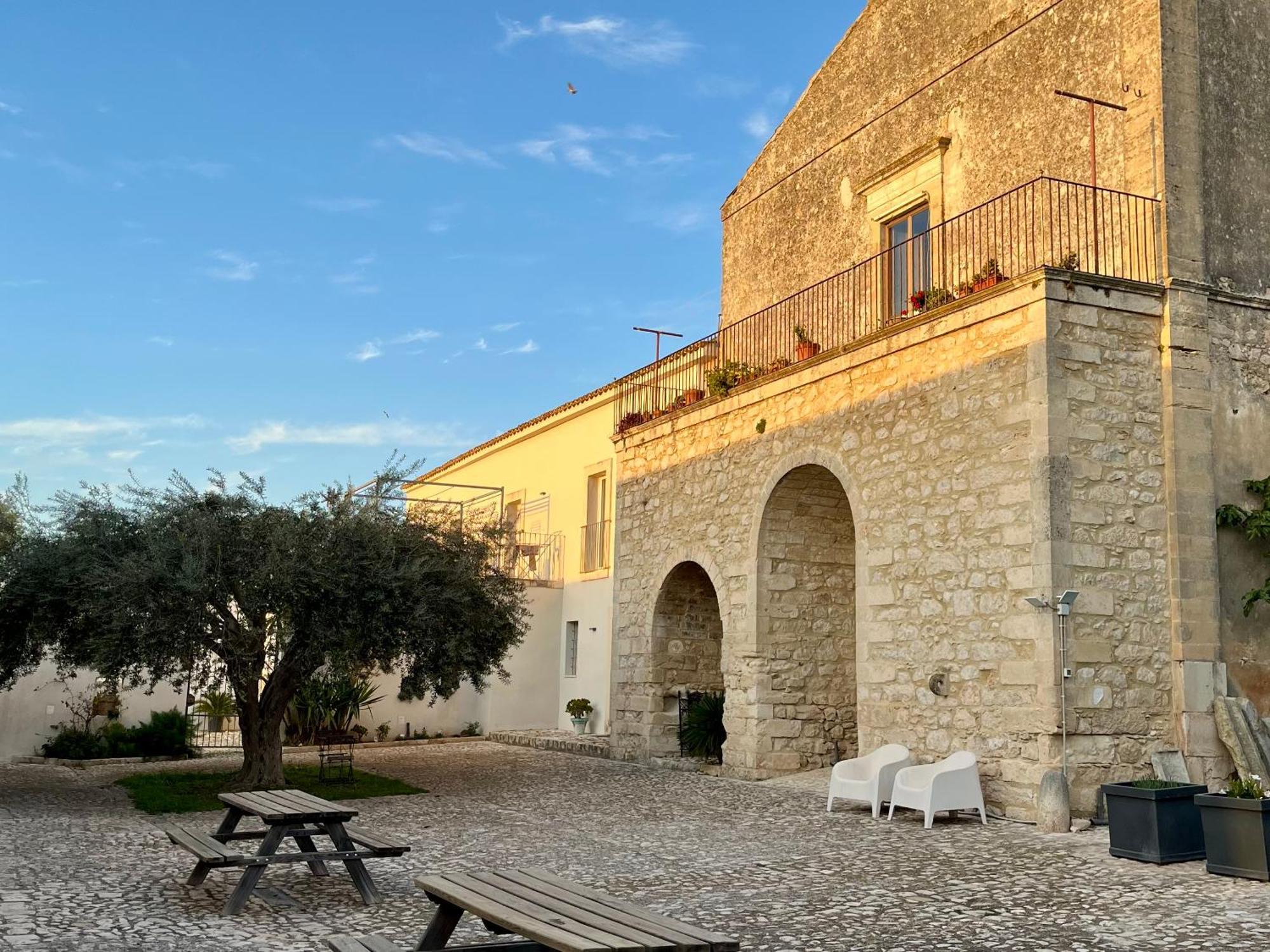Dimora Di Dante Bed & Breakfast Chiaramonte Gulfi Ngoại thất bức ảnh